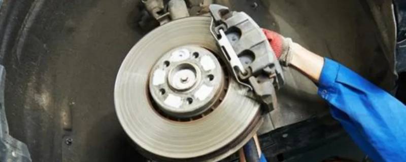 新换的刹车片有焦味怎么办 新换的刹车盘有焦臭味