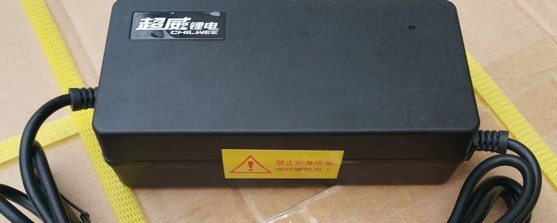 起亚k5电瓶适合的充电器有哪些（起亚k5电瓶型号多大的）