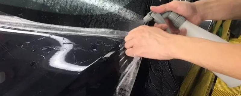 刚贴膜的车能淋雨吗（汽车刚贴了膜可以淋雨吗）