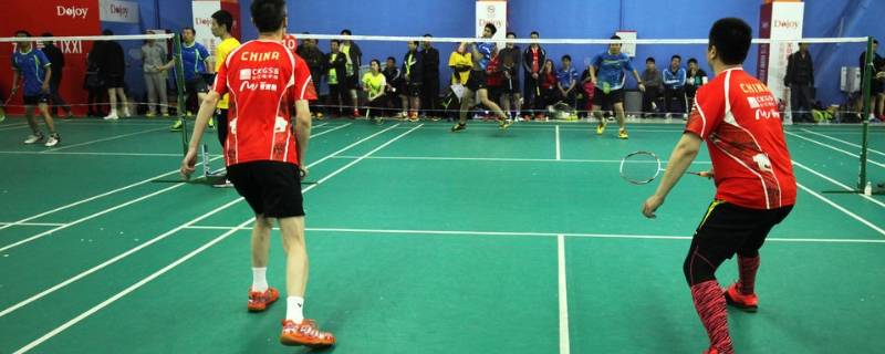 打羽毛球的技巧是什么(打羽毛球的基本技巧有哪些)