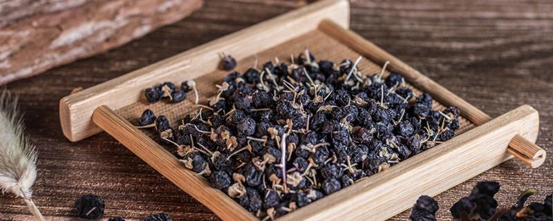 黑枸杞泡酒是什么颜色（黑枸杞泡酒是什么颜色的）