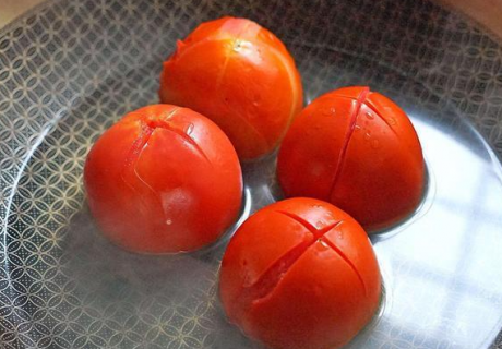 西红柿黄叶是什么原因 西红柿卷叶是怎么回事怎么治