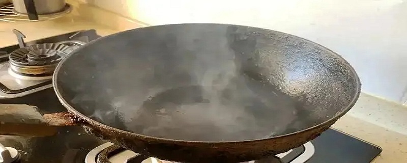 铁锅怎么老是擦出黑的 铁锅怎么老是擦出黑的,有关系吗