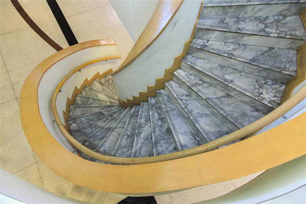 楼梯装修用什么材料好 楼梯装修用什么材料好些