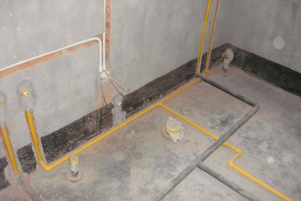 卫生间水管走上面好还是下面好 卫生间水管安装在顶面还是地面