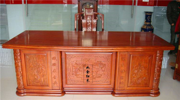 红木办公桌两大优点（红木办公桌价格及款式）
