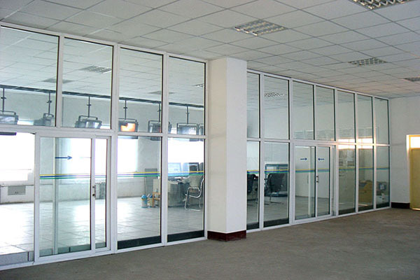 选用玻璃隔断需要注意的问题 做玻璃隔断用什么型材