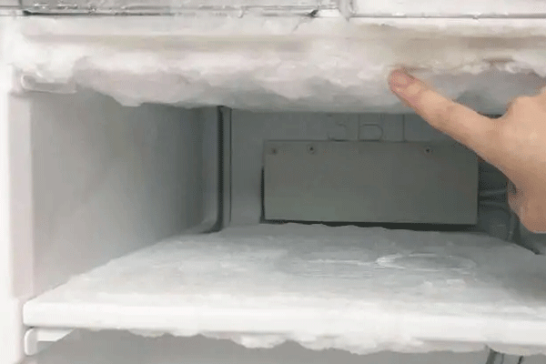 冰箱结冰里面的蔬菜能吃吗（冰箱结冰里面的蔬菜能吃吗会坏吗）