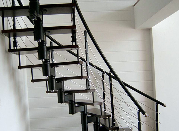 钢木楼梯装修注意事项及选购技巧 钢木楼梯装修注意事项及选购技巧图片