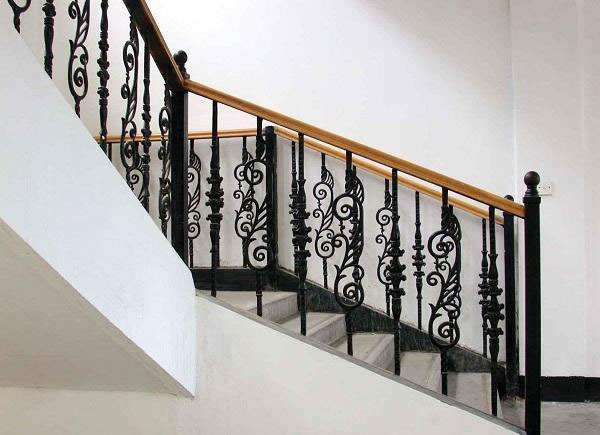 选购铁艺楼梯扶手的方案有哪些（选购铁艺楼梯扶手的方案有哪些内容）