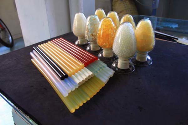 热熔胶的用途及适用范围 热熔胶和玻璃胶哪个粘性好 热熔胶在哪里可以买
