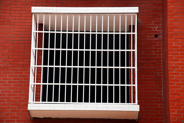 铝合金防盗窗怎么选好 铝合金防盗窗好还是不锈钢防盗窗好