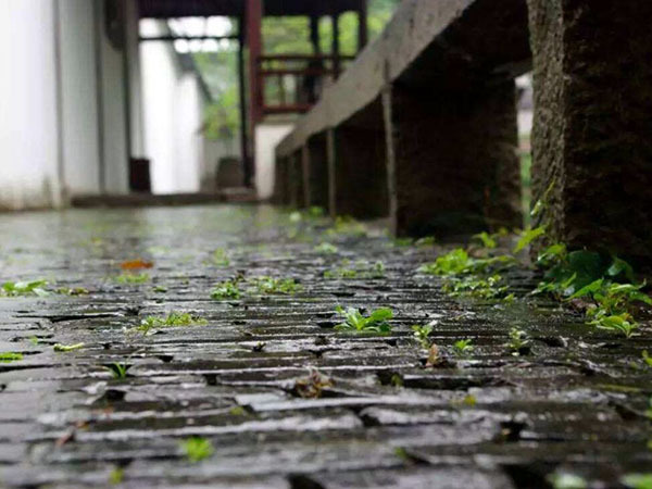 梅雨天气房间怎么除湿 梅雨天气房间打开还是关闭好