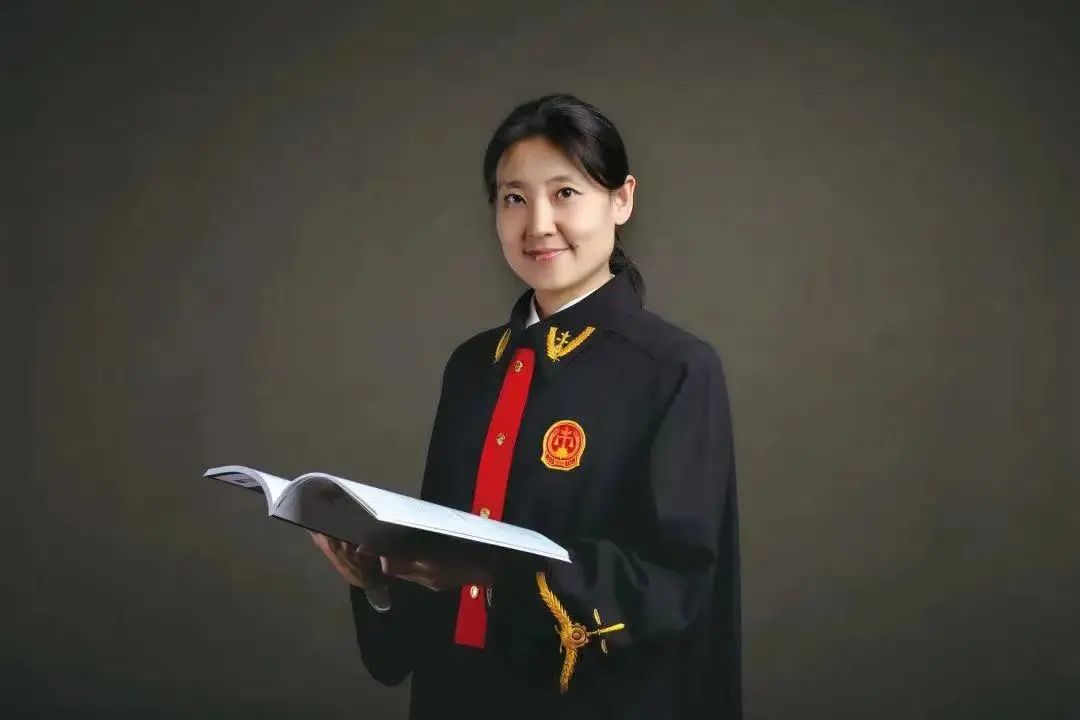 中国人首次！这位刷屏女法官有多牛（中国的女法官）