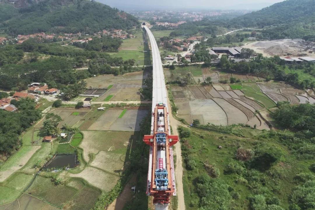 雅万高铁试验运行成功！中国高铁“开”出国门，将成为当地“致富列车”