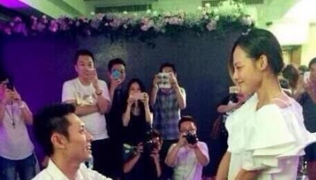 张嘉倪和买超怎么认识的（张嘉倪买超是什么关系）