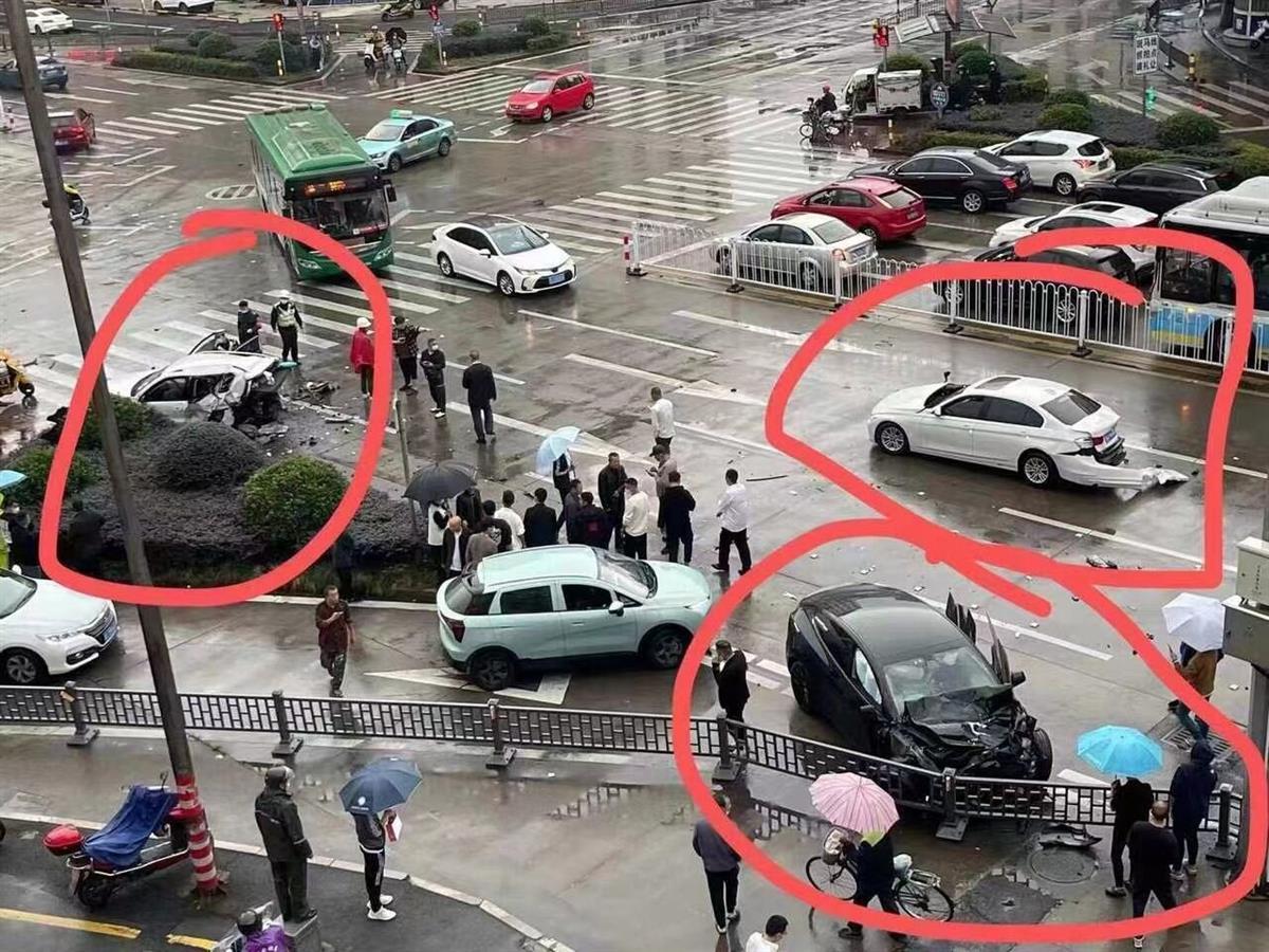 台州一特斯拉连撞两车致2死1伤，目击者：涉事车车速非常快