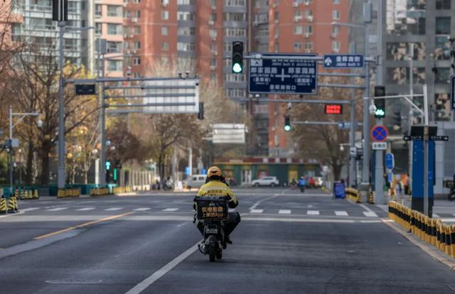 外卖骑手，驶过北京的冬天 外卖骑手,倒在寒冬里