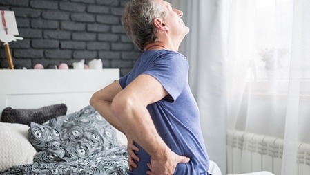 性生活时男人腰扭到怎么办（男性生活腰疼）