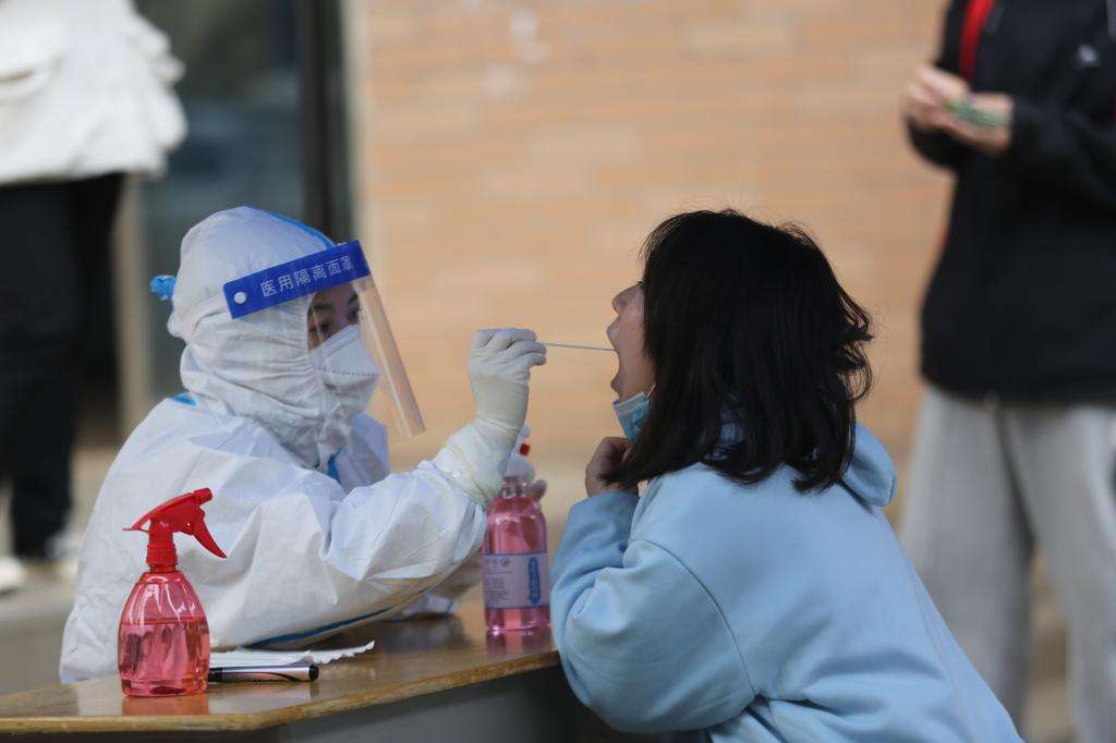 今日0时至15时,北京新增本土感染者2126例,含155例社会面