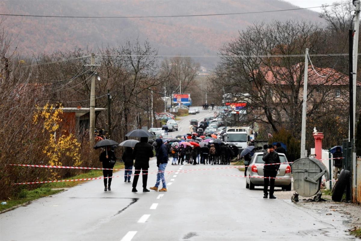 科索沃北部彻夜响起枪声爆炸声，塞尔维亚总理称双方处于“开战边缘”