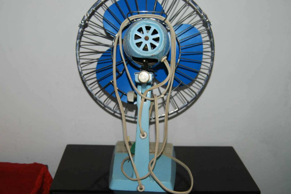电风扇转速慢电机发热是怎么回事啊 电风扇转速慢电机发热是怎么回事啊视频
