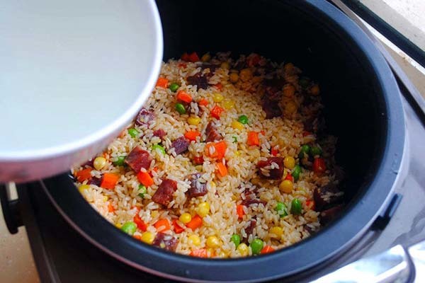 苏泊尔电饭煲怎么用（美的电饭煲和苏泊尔电饭煲哪个好）
