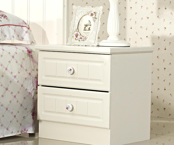 如何为卧室增添理想的床头柜 如何为卧室增添理想的床头柜呢