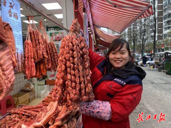 男子买灌香肠向店主十倍索赔，法院：手工香肠非预制食品，驳回