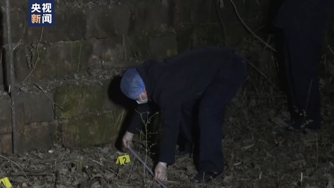 警方：现场痕迹显示胡某宇曾在围墙上活动   