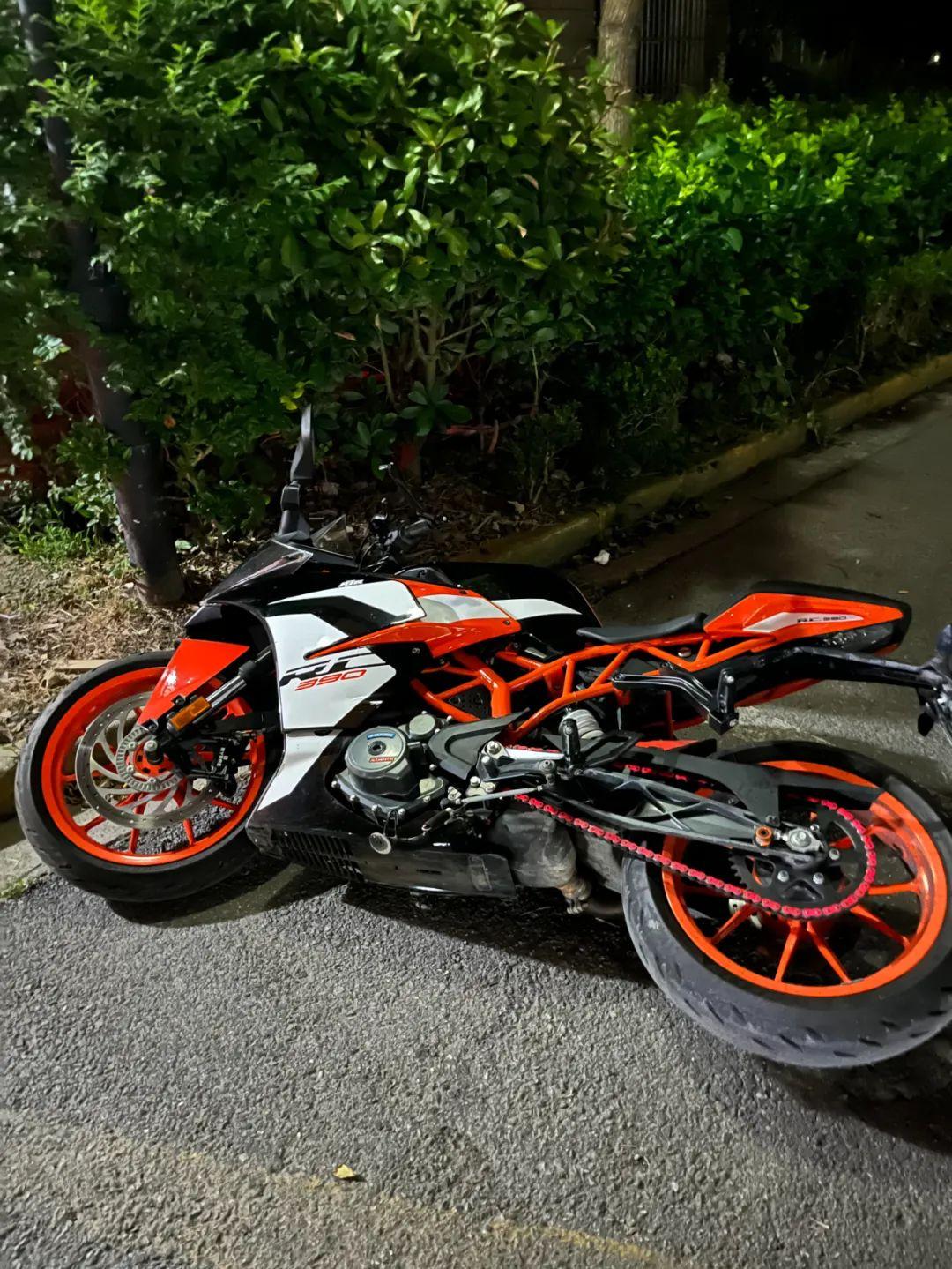老人故意推倒摩托车，拒不赔偿后去世，车主坚持追责