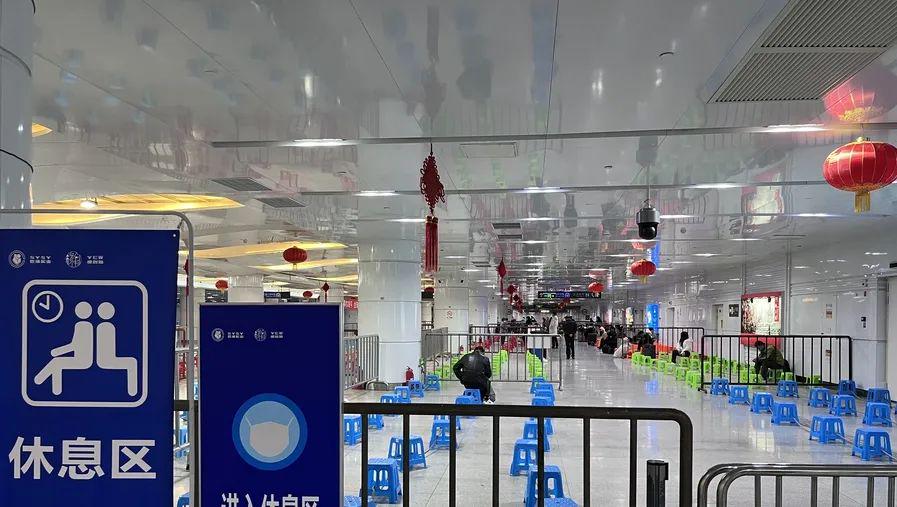 凌晨，大量旅客滞留上海火车站！什么情况？现场直击→