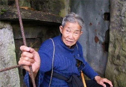 湖南93岁老人14年花26万建“活人墓”，墓内机关重重，每天睡棺材