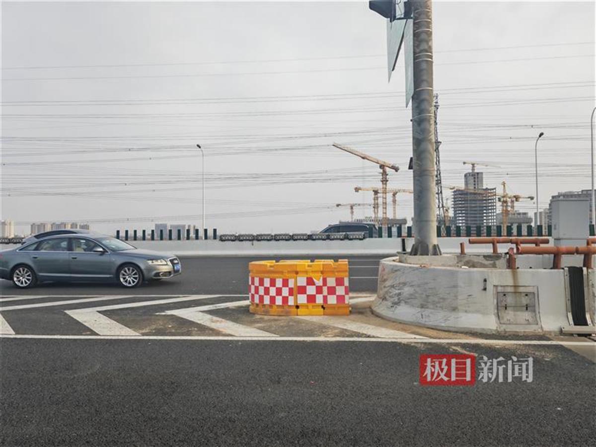 实探上海中环汽车翻落现场：高架已重设防撞水箱，车灯飞至30米开外