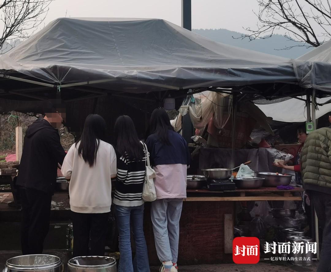 工地食堂因饭菜实惠成大学生打卡点 工地食堂的饭菜