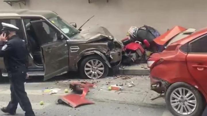 广东揭西县发生严重交通事故 目击者：数人被撞倒地不起