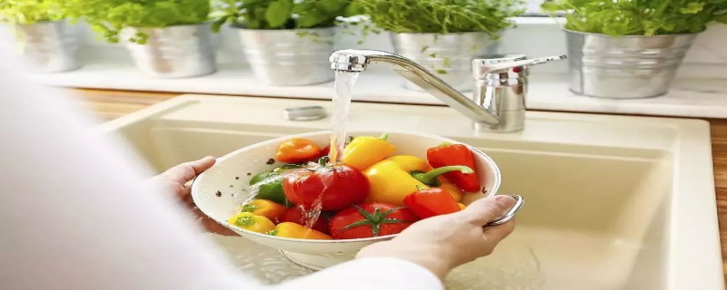 洗菜时放在水里带电的是什么呢（洗菜时放在水里的机器）