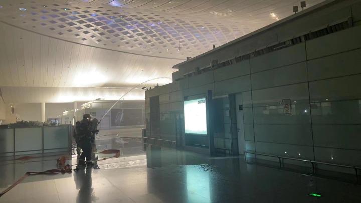 杭州萧山国际机场航站楼内疑似发生火情 现场浓烟滚滚