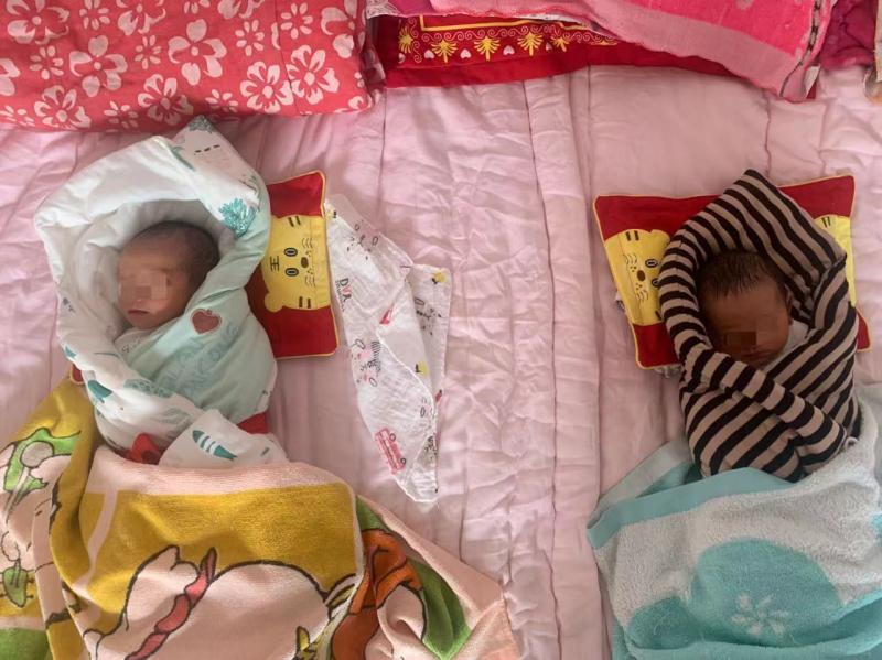 女子坚持足月生产诞下双胞胎后病危 双胞胎足月顺产