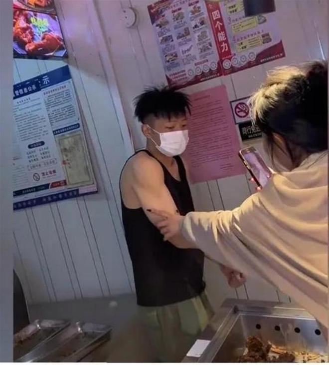 被女游客摸肌肉的鸭头小哥被逼关店，媒体：给不想当网红的人一条生路