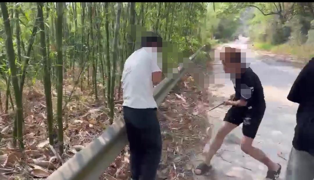 四川珙县14岁男生在乡间小路被欺凌 四川珙县14岁男生在乡间小路被欺凌视频