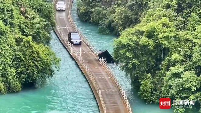 湖北恩施网红浮桥游览车落水沉没3人获救送医5人已无生命体征