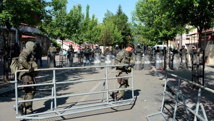 北约部队驱赶科索沃塞族示威者，近百人受伤！武契奇：一名塞族居民被“开了两枪”