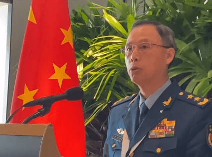 美方炒作中国军机拦截行动 中国飞机拦截美国飞机视频
