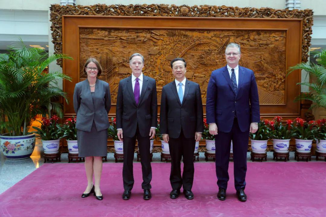中美外交官员在北京举行会谈 中美外交官谈话