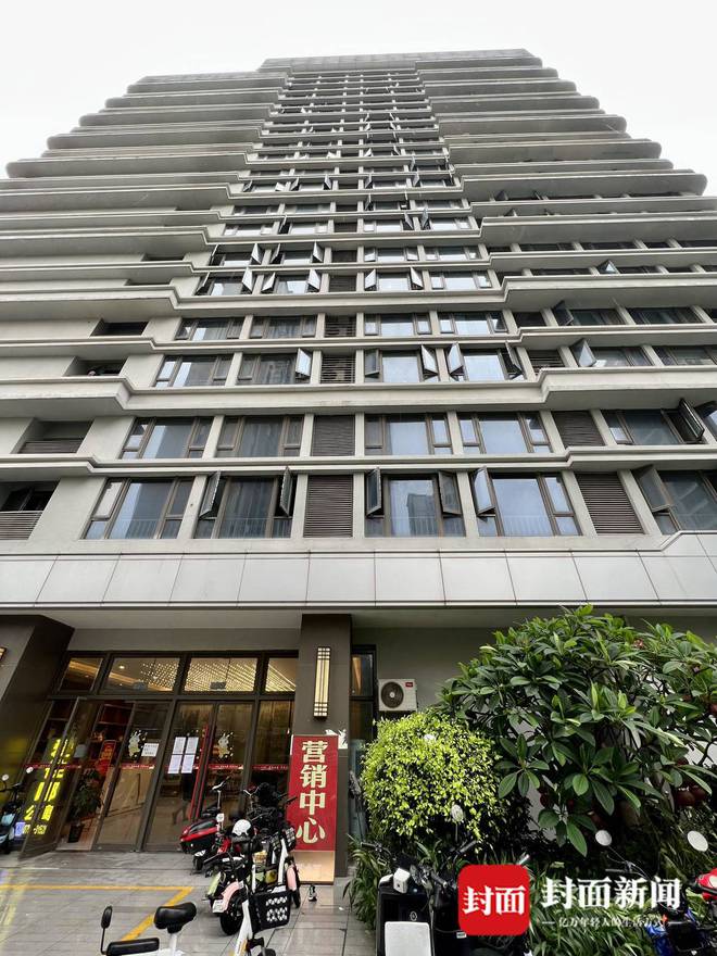 广东肇庆一业主打通42套房时墙现裂缝 住建部门：承重结构安全，业主愿赔偿
