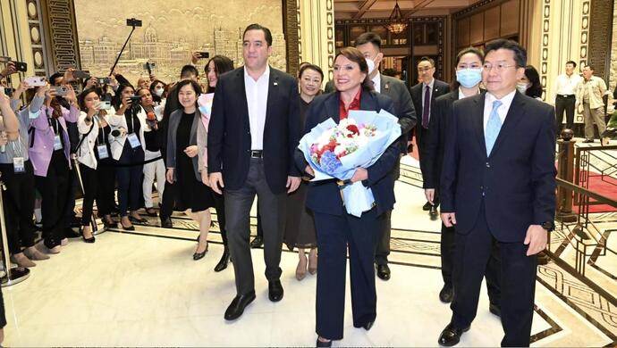 【上观直击】洪都拉斯总统抵达上海入住饭店，老年爵士乐队奏响当地乐曲