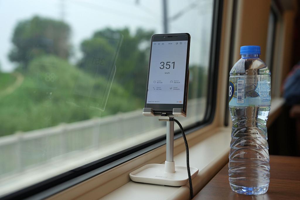 印尼高官卢胡特登上雅万高铁测试列车：时速首达350公里