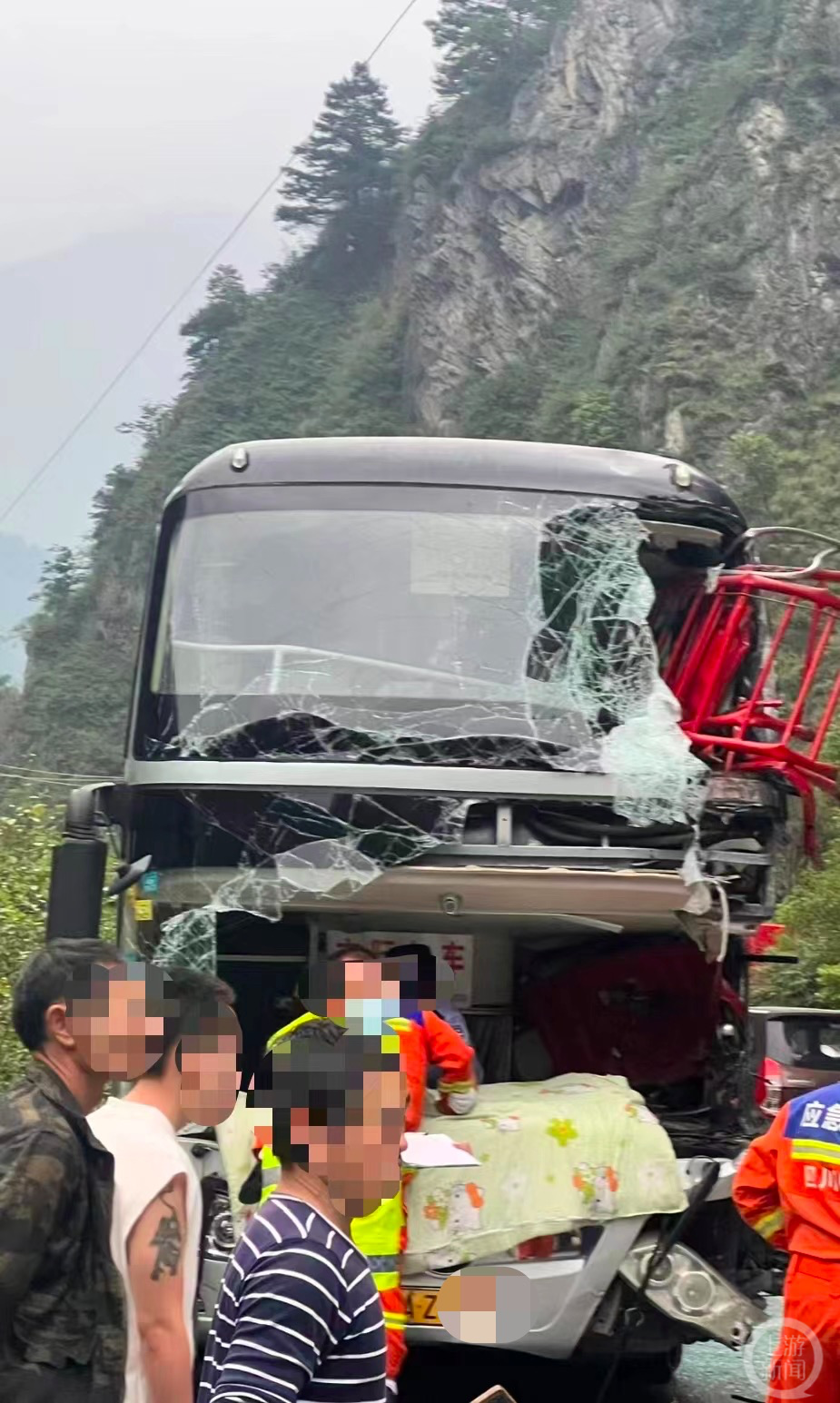  四川旅游大巴事故致19岁医学生死亡，亲友：出事前司机冒险超车差点两次撞车