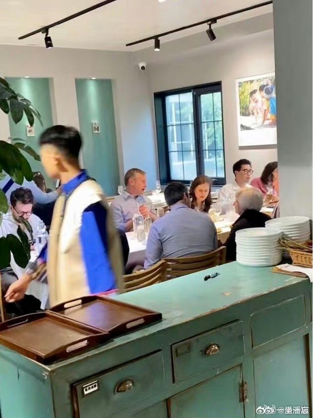 美国财长耶伦抵京第一餐在三里屯吃云南菜，用筷子很熟练，爱吃特色菌子见手青 